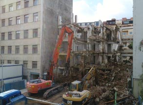 Demolice a likvidace budovy soudu na ulici Bayerova v Brně